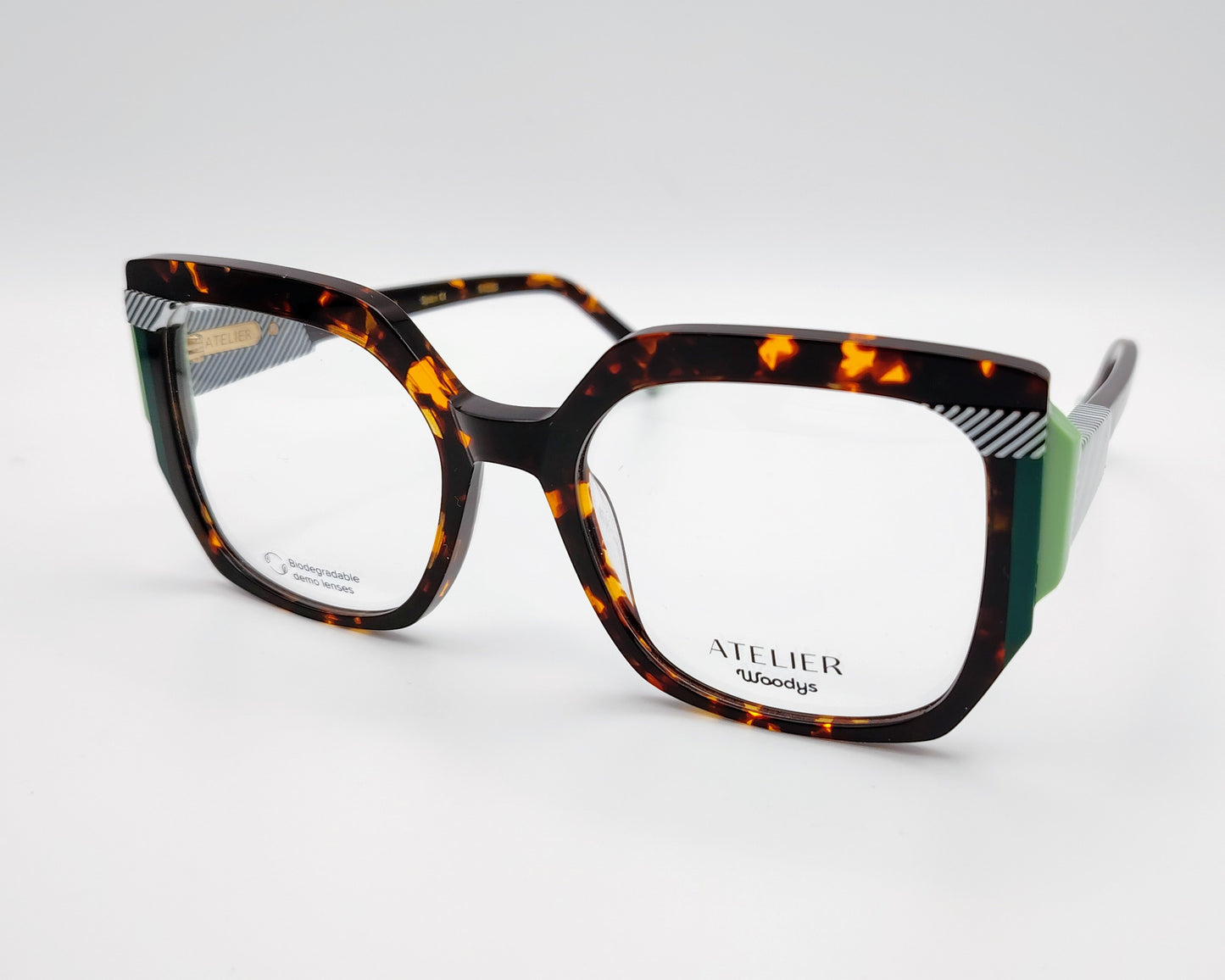gafas graduadas woodys atelier olympia 02 de acetato habana con forma cuadrada oversize detalles arquitectónicos en color verde y blanco con patrón de líneas en las esquinas superiores y varillas