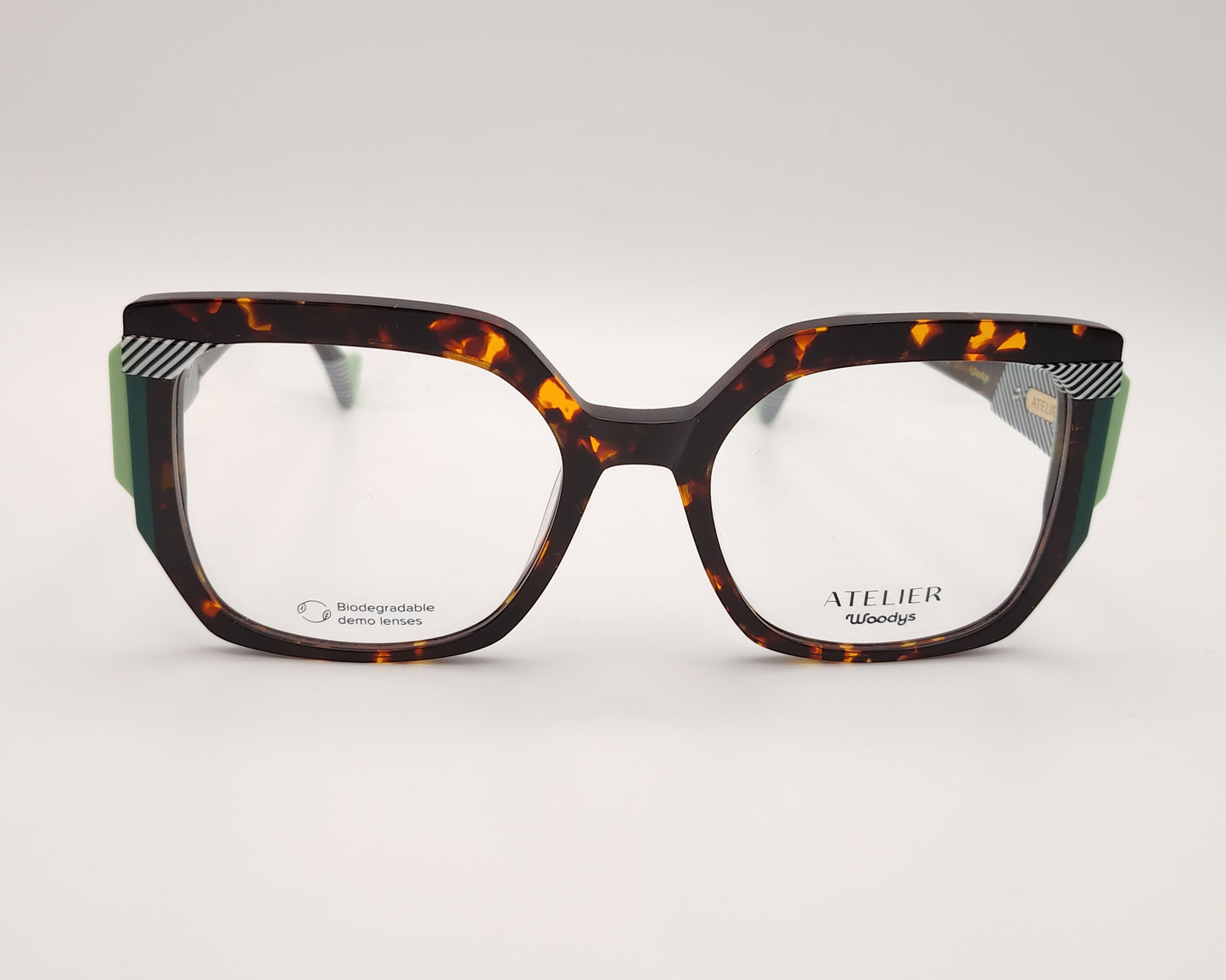gafas graduadas woodys atelier olympia 02 de acetato habana con forma cuadrada oversize detalles arquitectónicos en color verde y blanco con patrón de líneas en las esquinas superiores y varillas