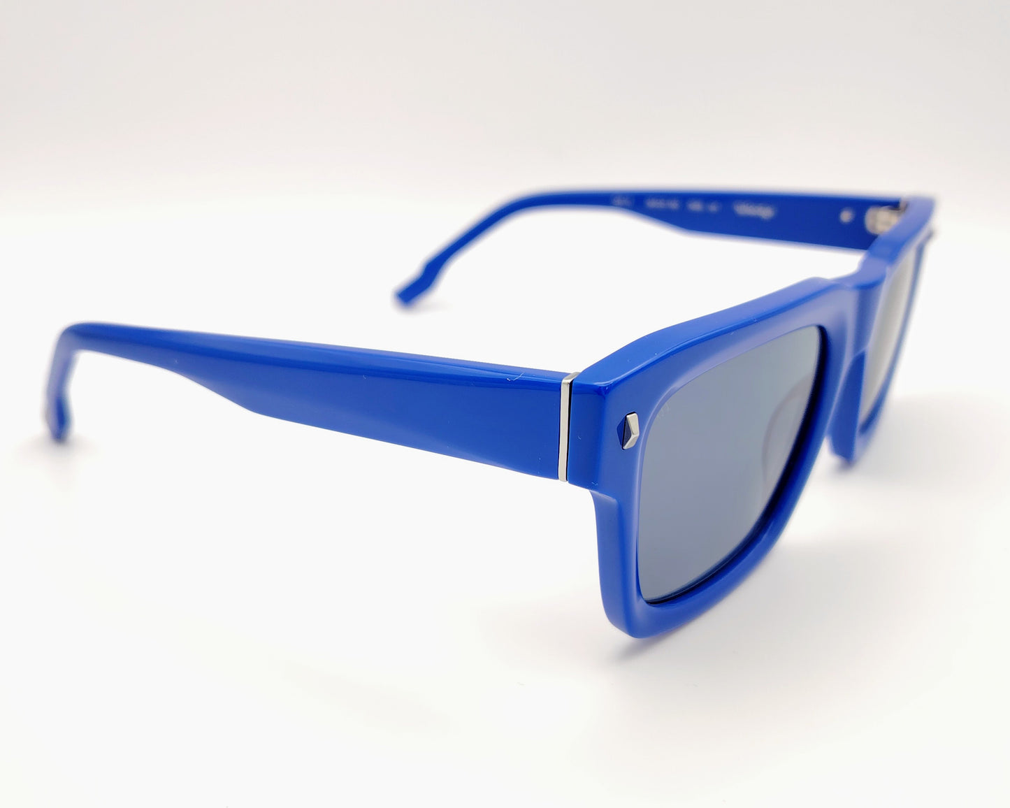 gafas de sol woodys atelier pere 04 montura rectangular en acetato azul con detalles metálicos lentes en tono gris