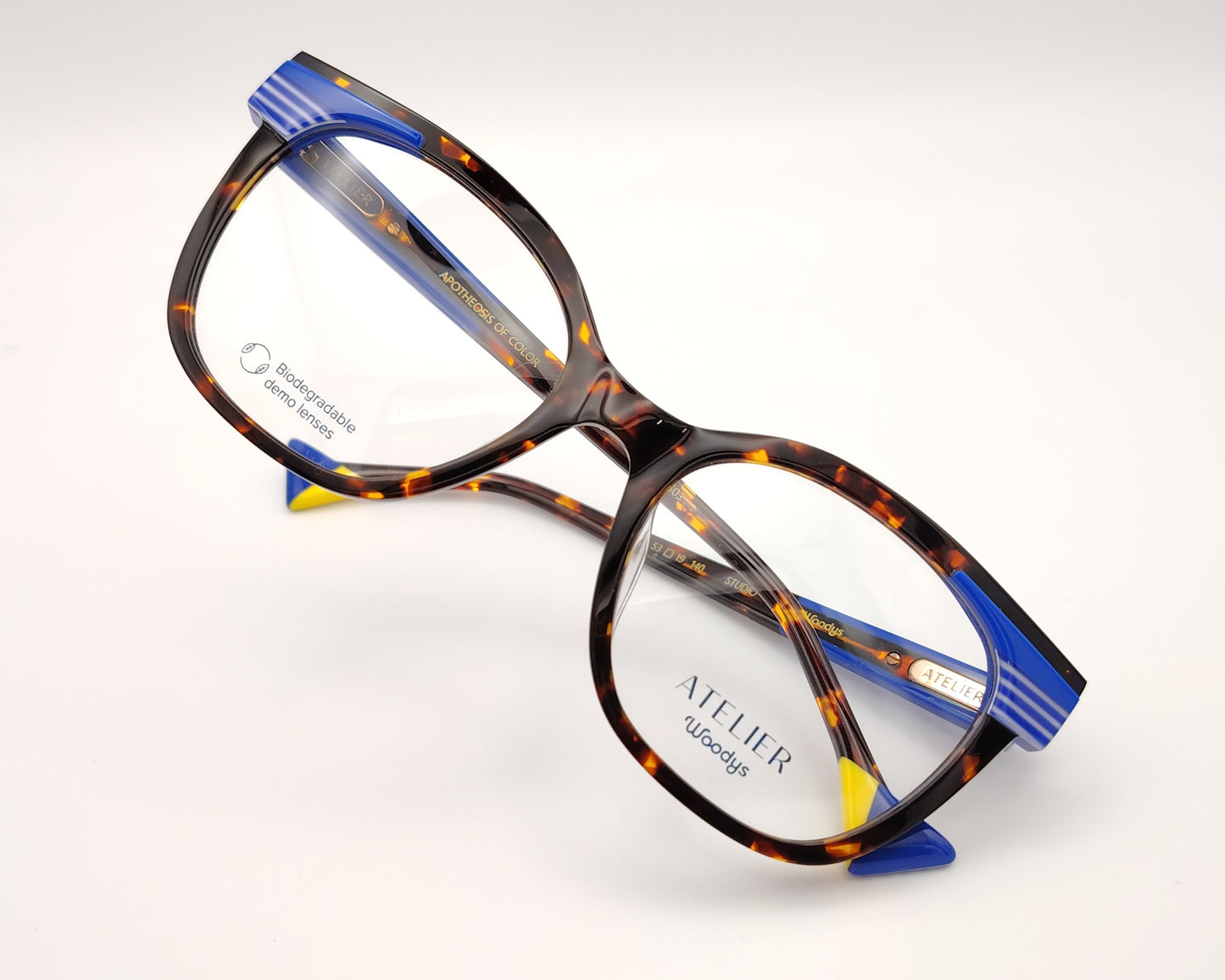 gafas graduadas woodys atelier studio 02 de acetato habana con forma de ojo de gato y detalles arquitectónicos en azul en las esquinas superiores