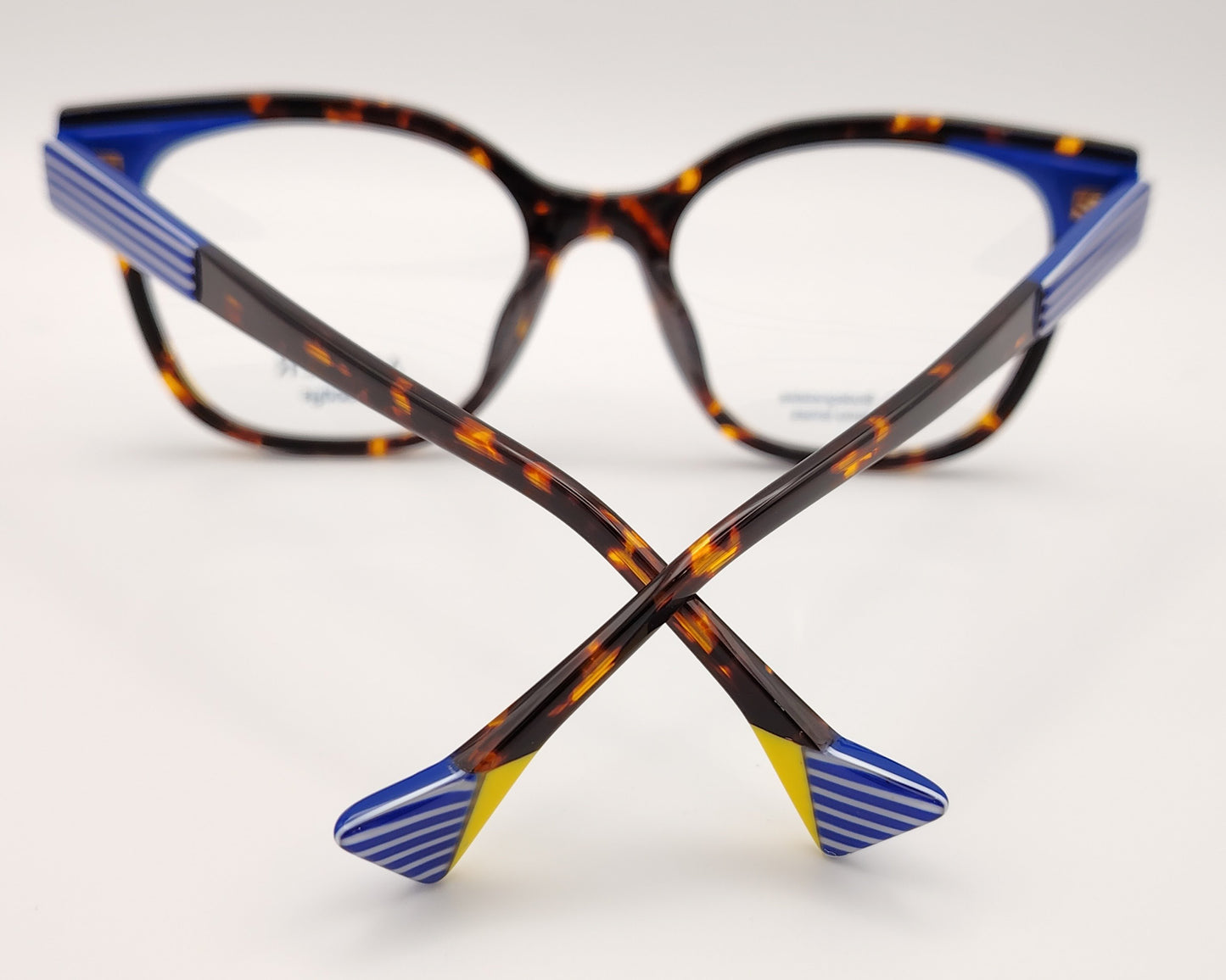 gafas graduadas woodys atelier studio 02 de acetato habana con forma de ojo de gato y detalles arquitectónicos en azul en las esquinas superiores