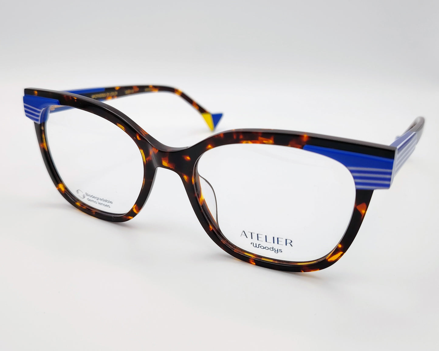 gafas graduadas woodys atelier studio 02 de acetato habana con forma de ojo de gato y detalles arquitectónicos en azul en las esquinas superiores