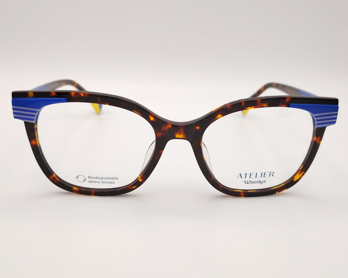 gafas graduadas woodys atelier studio 02 de acetato habana con forma de ojo de gato y detalles arquitectónicos en azul en las esquinas superiores