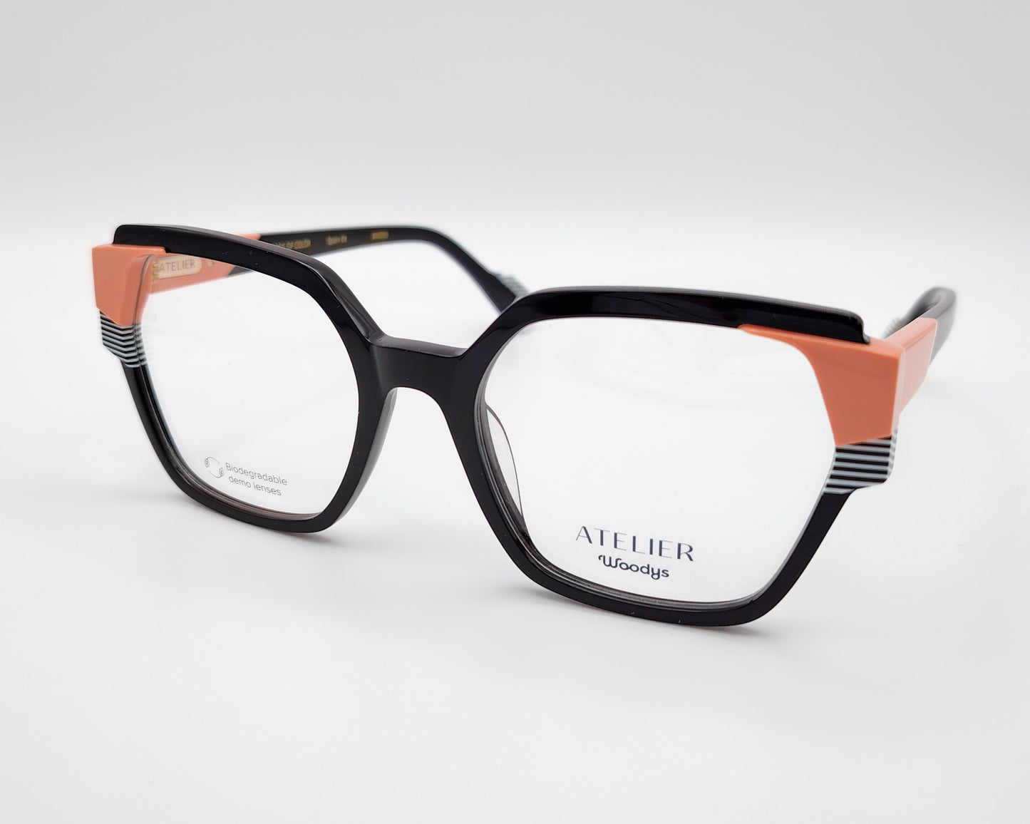gafas graduadas woodys atelier unknown 01 de acetato negro con forma geométrica cuadrada y detalles arquitectónicos en color coral y rayas blancas y negras en las esquinas superiores y varillas
