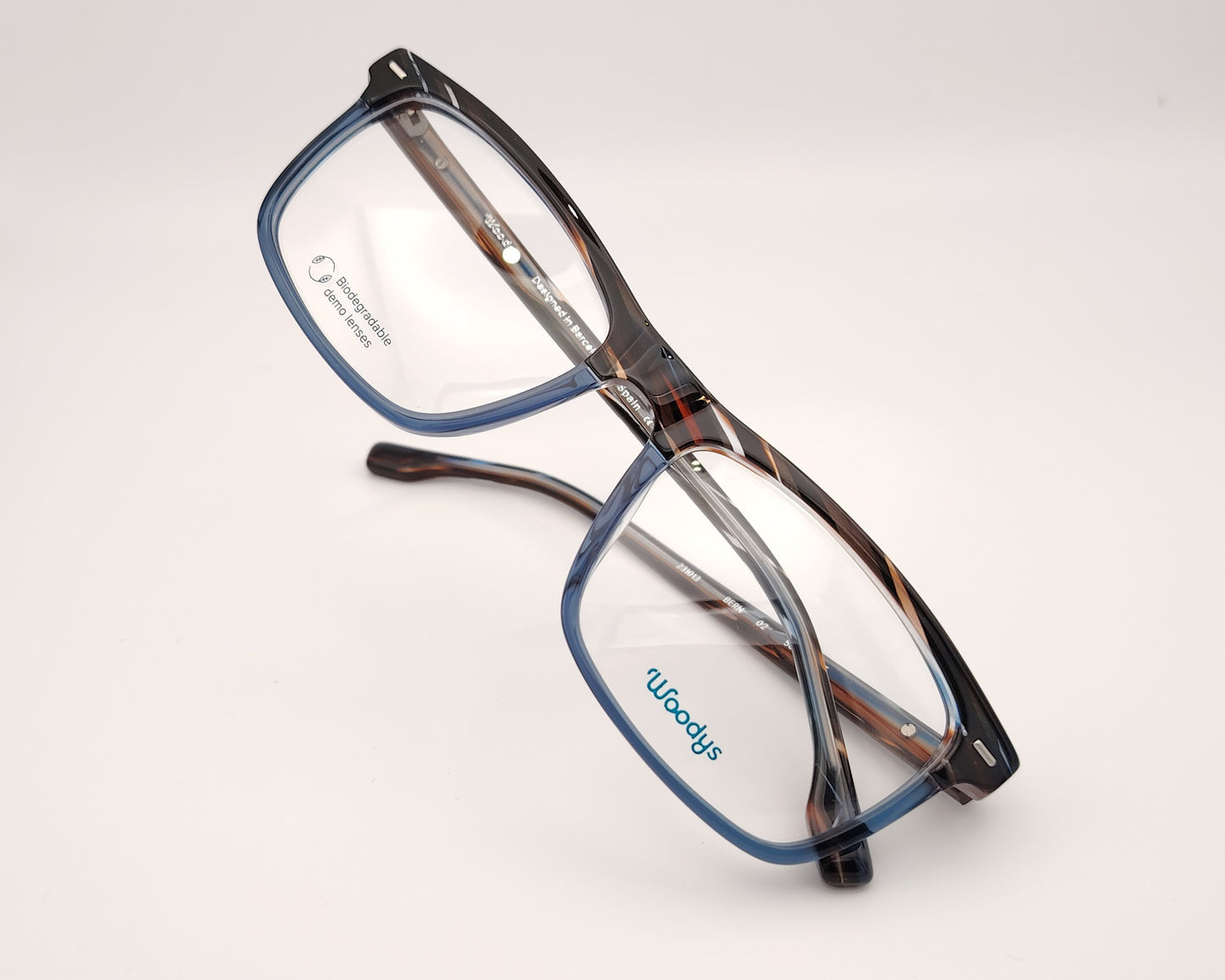 woodys bern 02 gafas de acetato en formato rectangular con la parte superior en patró de tonos habana y la parte inferior en azul traslúcido