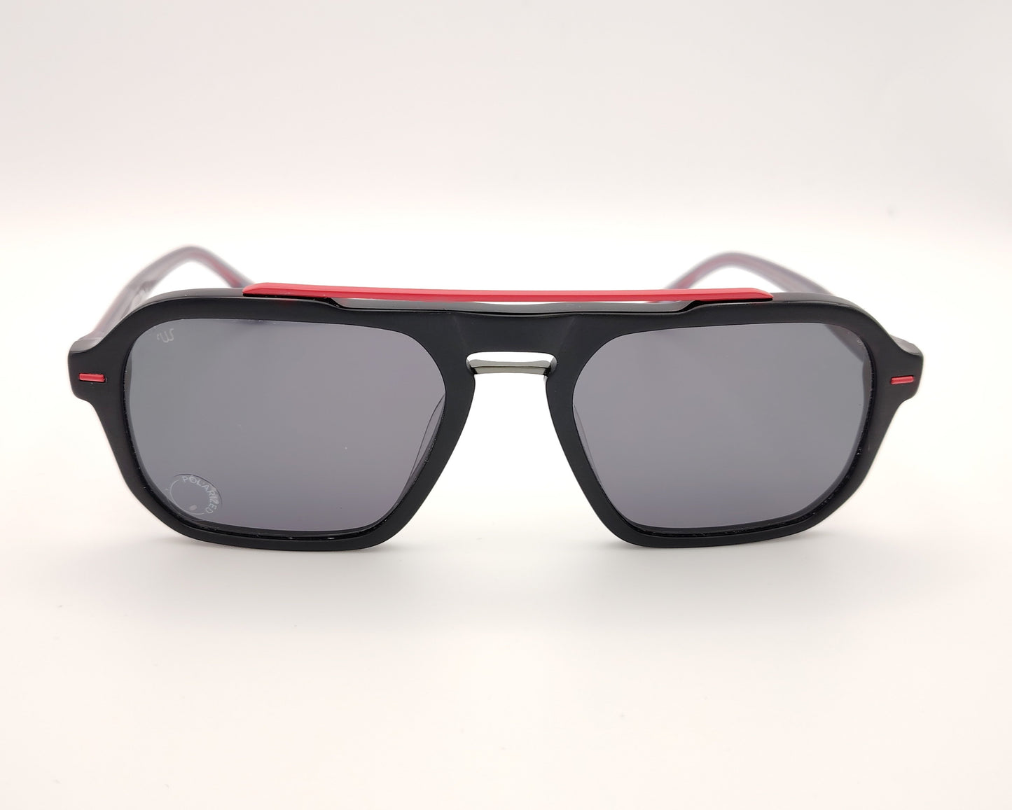 woodys dosta 01 gafas de sol de acetato negro mate con doble puente y detalles en rojo, formato cuadrado, lentes polarizadas en color negro