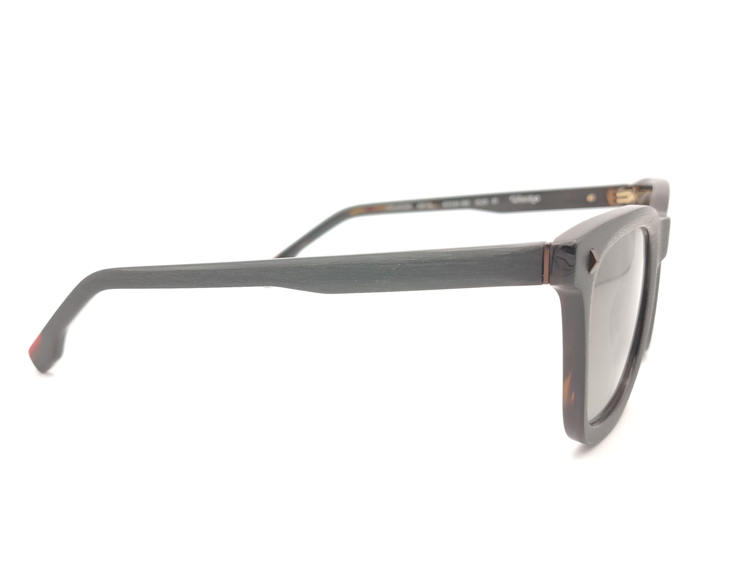 gafas de sol cuadradas en acetato negro mate con lentes gris degradado polarizadas