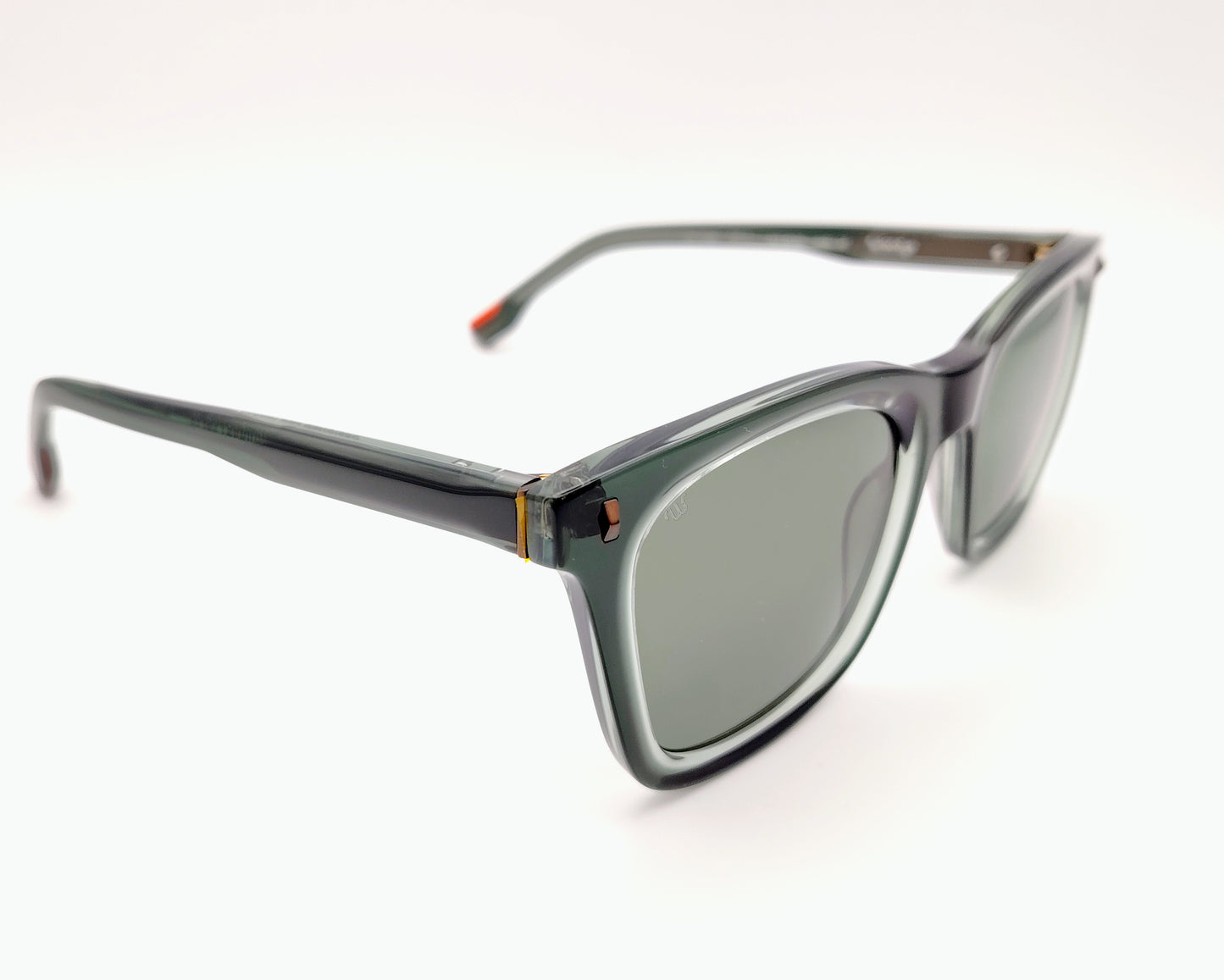 gafas de sol woodys elek 03 con montura de acetato en color verde translúcido diseño clásico de forma rectangular lentes polarizadas en tono verde varillas con detalles sutiles en contraste