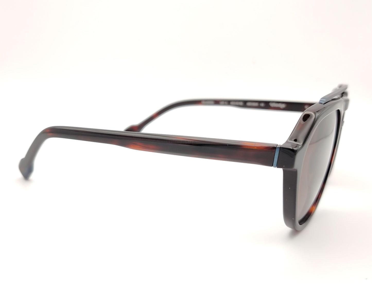 gafas de sol estilo aviador en acetato carey con lentes marrones polarizadas y detalle azul en el puente