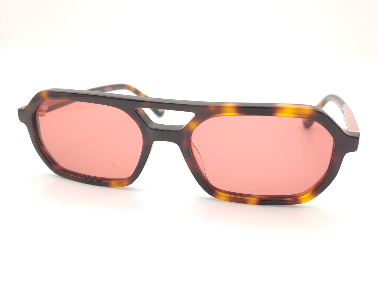 gafas de sol rectangulares en acetato carey con lentes rosa coral y varillas con detalles en rosa