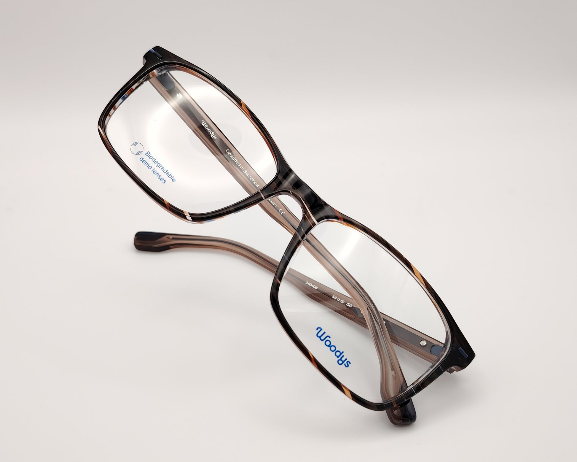 gafas graduadas woodys ford 02 con montura rectangular de acetato en tonalidades carey con detalles en azul y blanco siguiendo un patrón rayado diseño ligero