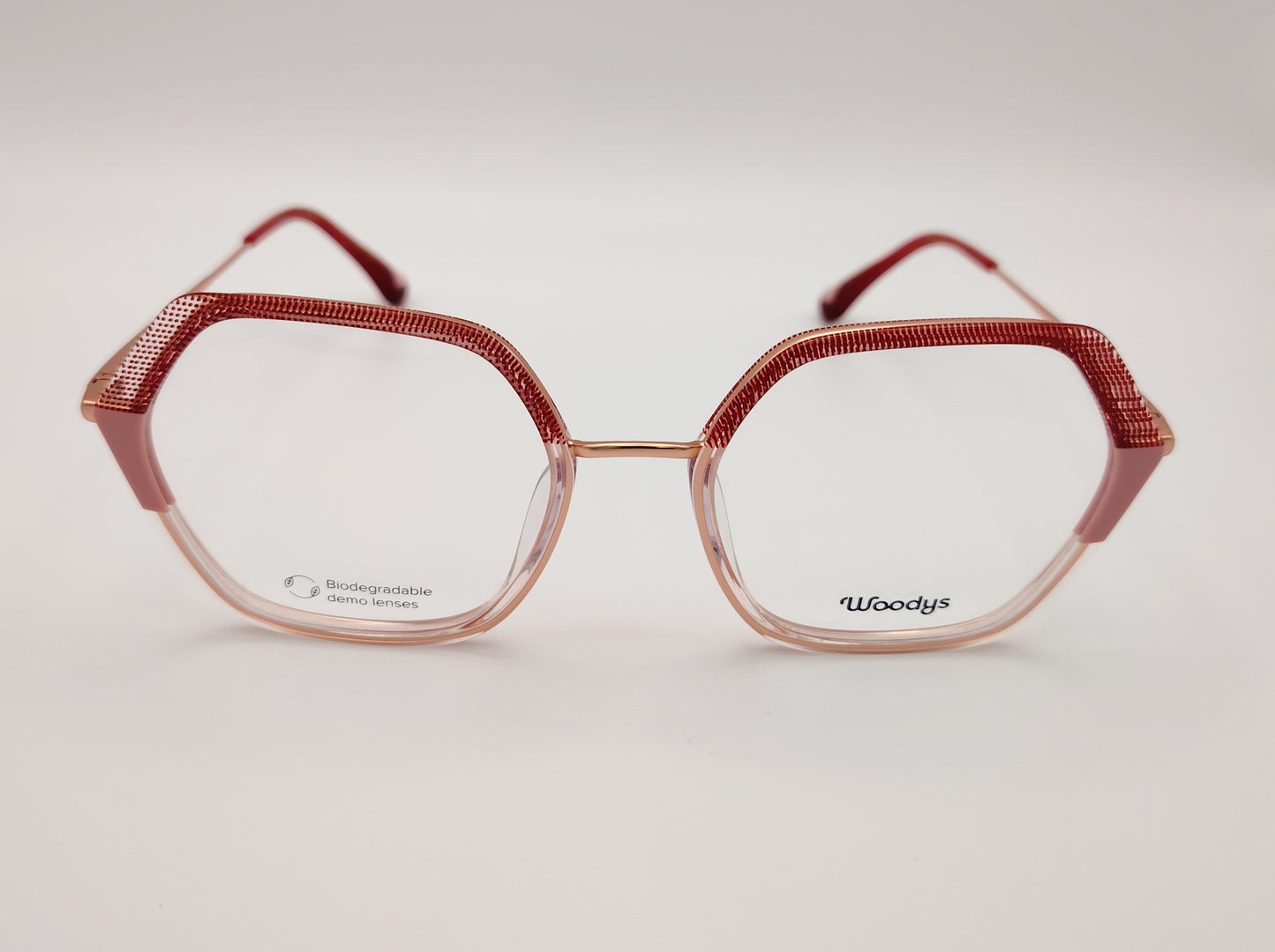 gafas graduadas woodys grazia 04 con montura geométrica de metal en tono dorado detalles texturizados en aro de acetato en color rojo y rosa en el frente y varillas diseño ligero y sofisticado