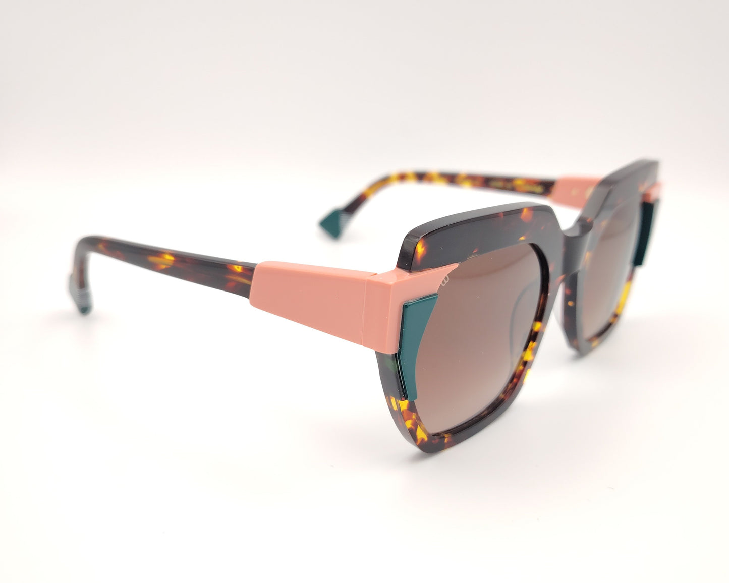 gafas de sol woodys herbe 02 montura carey detalles rosa y verde lentes marrón diseño geométrico atrevido