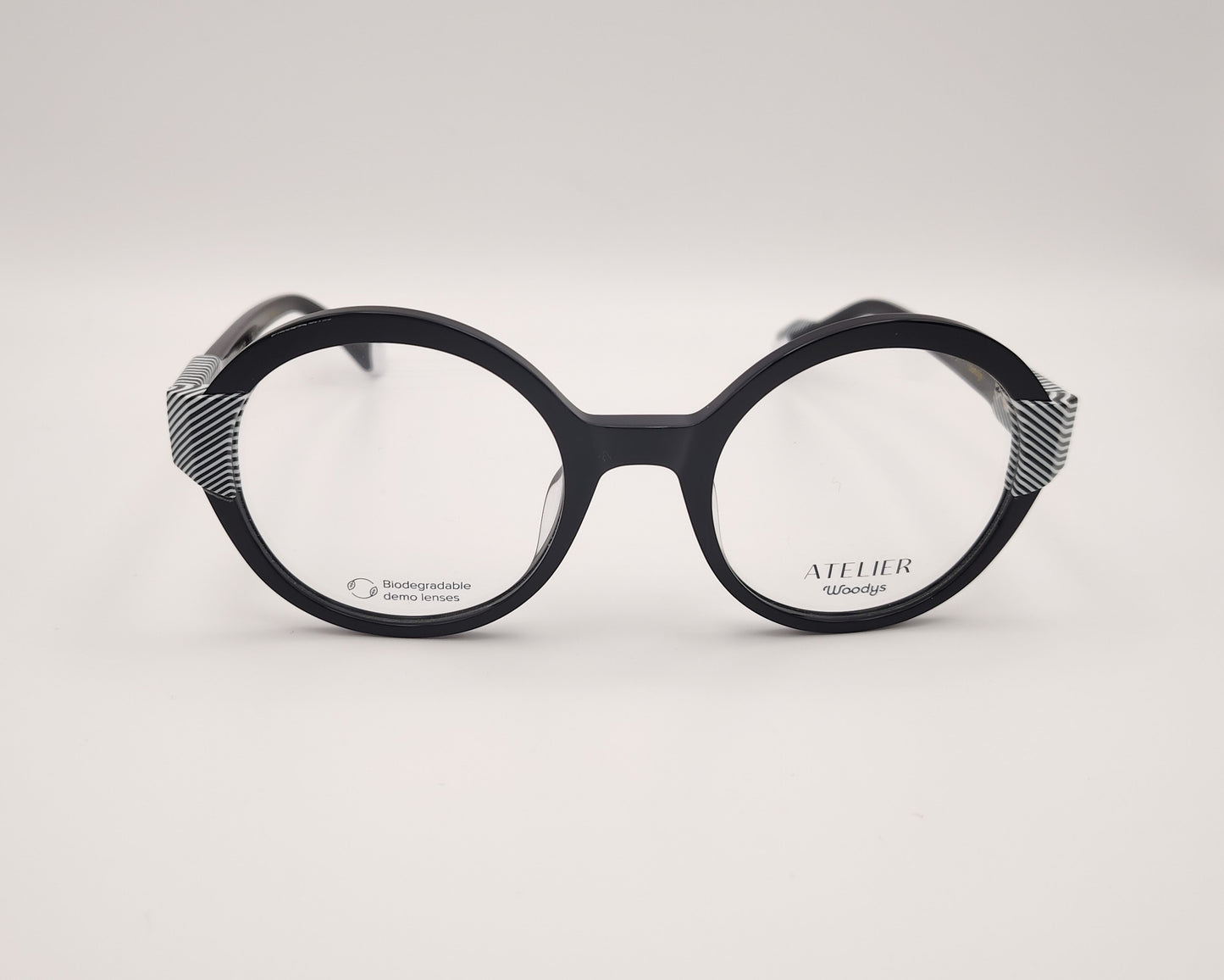 gafas woodys kiss 01 montura de acetato redonda negra detalles geométricos blanco y negro diseño elegante y moderno