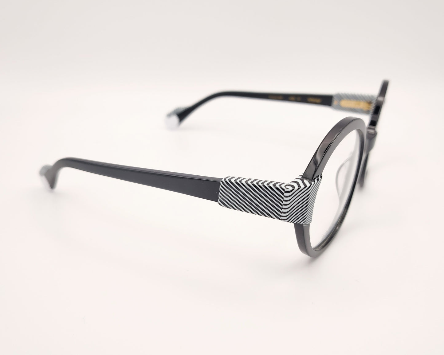 gafas woodys kiss 01 montura de acetato redonda negra detalles geométricos blanco y negro diseño elegante y moderno