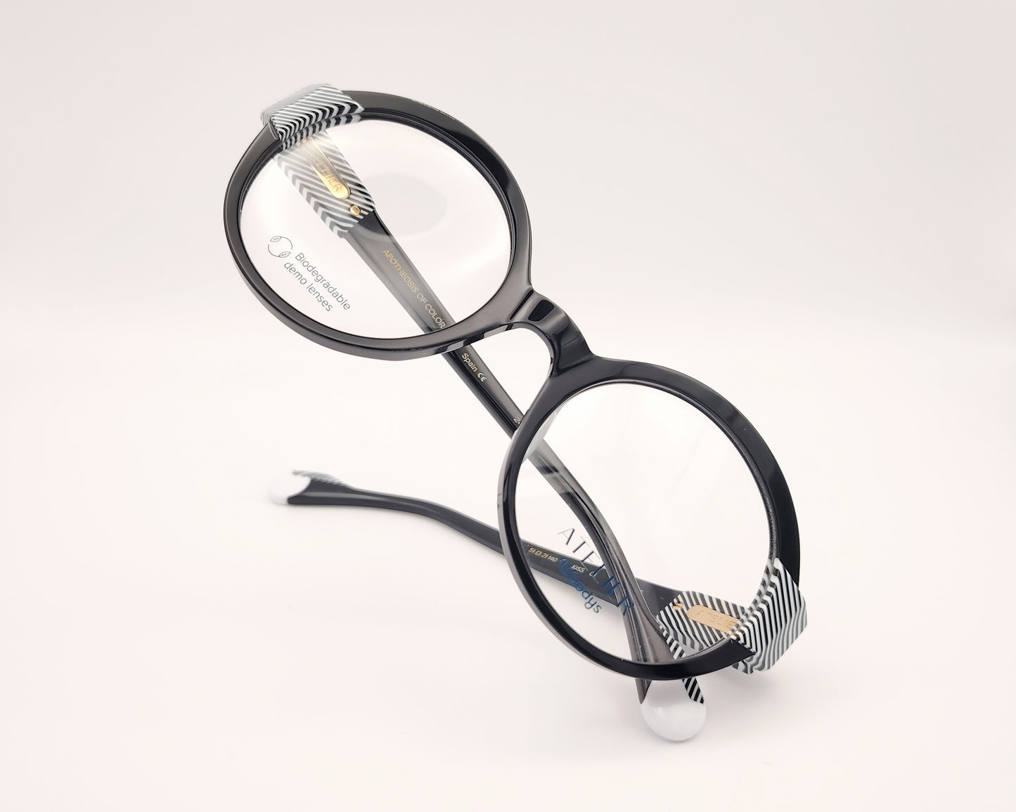 gafas woodys kiss 01 montura de acetato redonda negra detalles geométricos blanco y negro diseño elegante y moderno