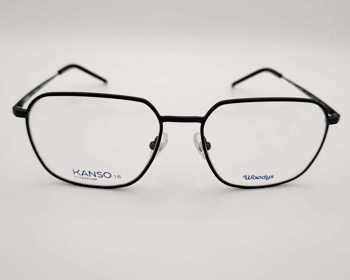 woodys koichi 01 gafas de titanio semi cuadrada con los bordes suavizados lacado en negro y las varillas verdes