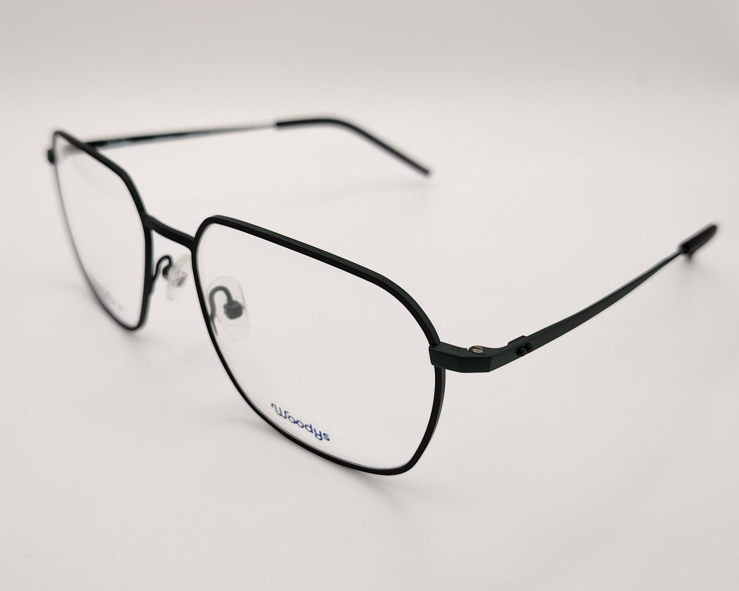woodys koichi 01 gafas de titanio semi cuadrada con los bordes suavizados lacado en negro y las varillas verdes