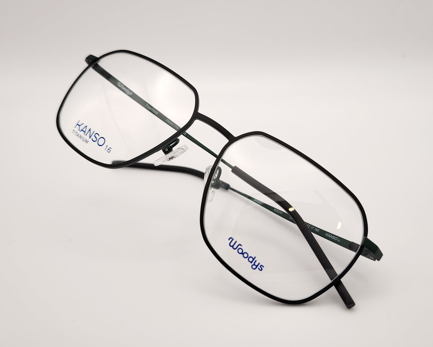 woodys koichi 01 gafas de titanio semi cuadrada con los bordes suavizados lacado en negro y las varillas verdes