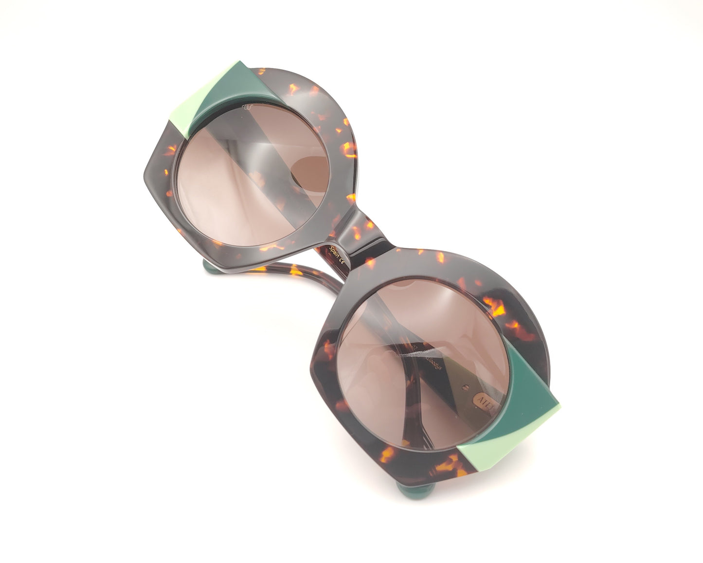 gafas de sol woodys lark 02 oversize carey con detalles verdes y lentes marrones degradadas