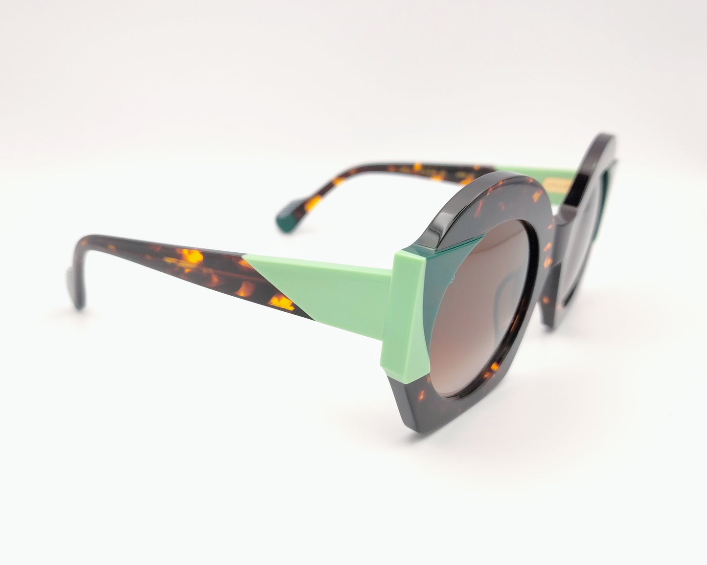 gafas de sol woodys lark 02 oversize carey con detalles verdes y lentes marrones degradadas