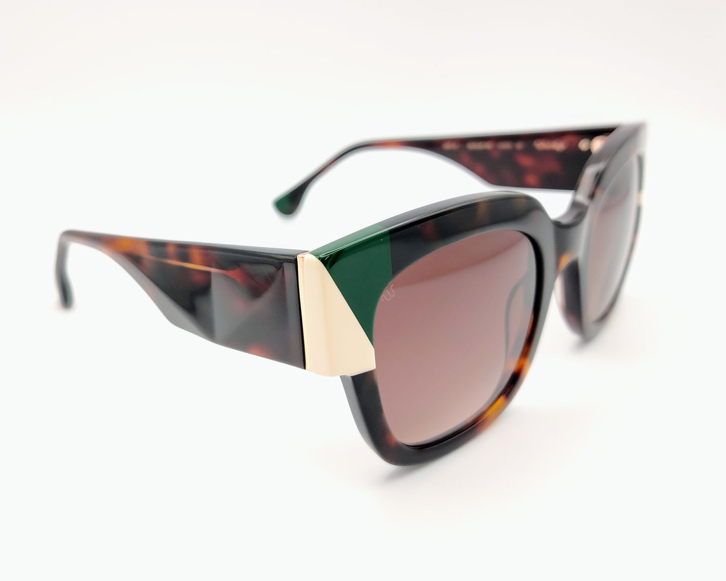 gafas de sol woodys linda 02 con montura de acetato en estampado carey diseño de gran tamaño con forma geométrica detalles en color verde y beige en las esquinas lentes en tono marrón degradado