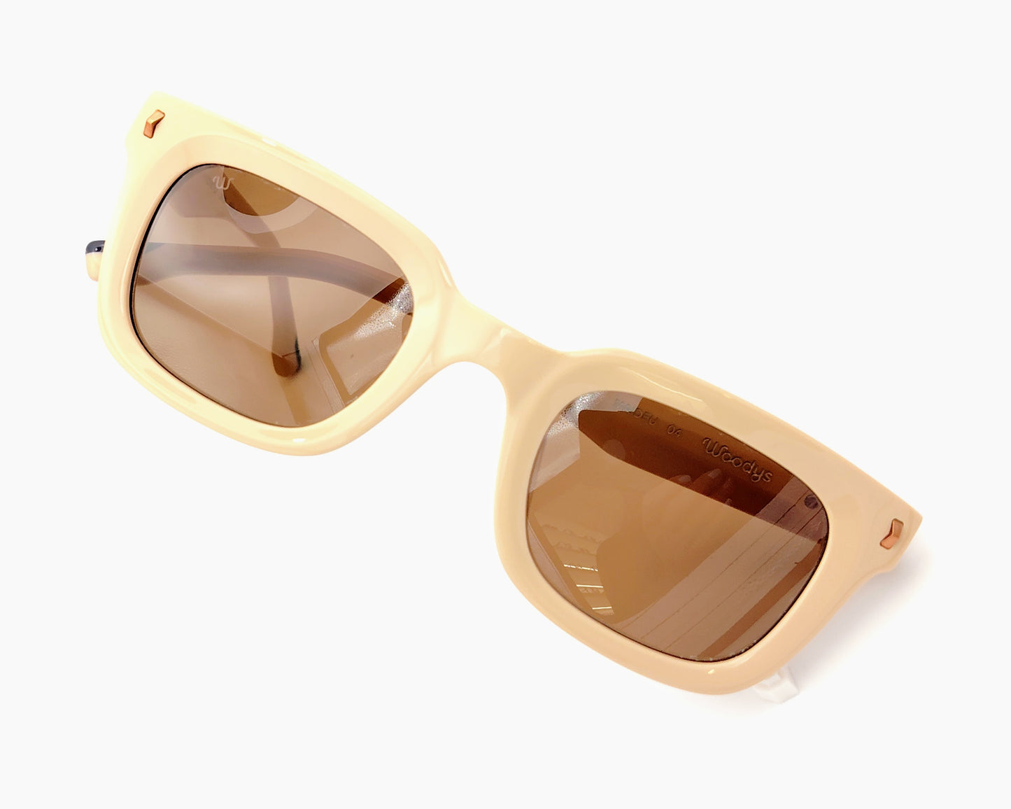 woodys madieu 04 gafas de acetato en formato cuadrado en color beig con los cristales en marrón