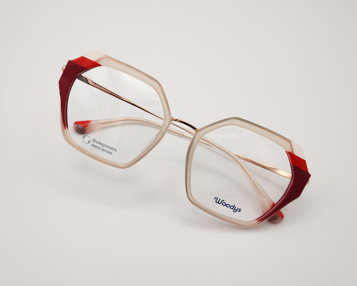 gafas graduadas woodys massena 04 con montura geométrica en metal y acetato translúcido en tono beige detalles en rojo en las esquinas varillas metálicas en color oro diseño sofisticado y ligero