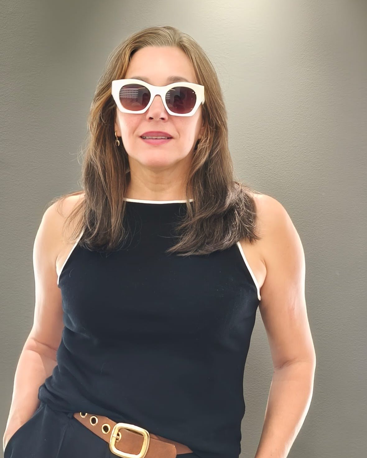 gafas de sol con montura blanca gruesa y lentes redondeadas en tono rosado