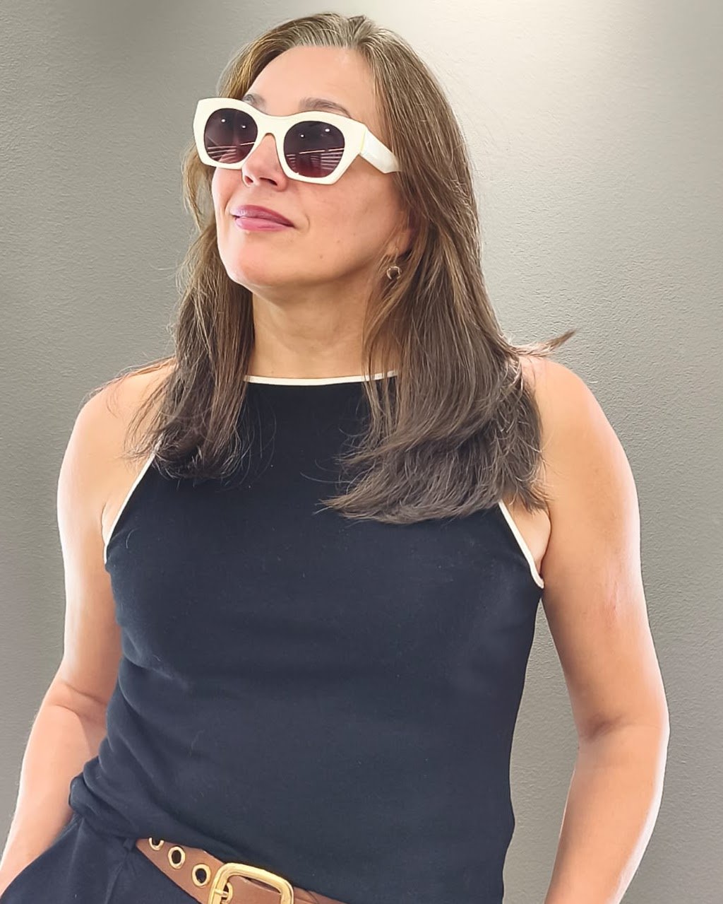 gafas de sol con montura blanca gruesa y lentes redondeadas en tono rosado