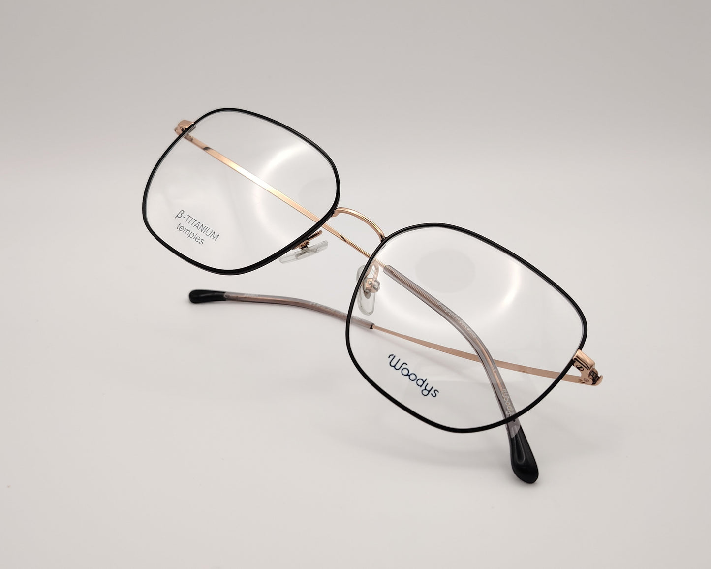 gafas graduadas woodys con montura metálica cuadrada en dorado rosado y bordes frontales negros