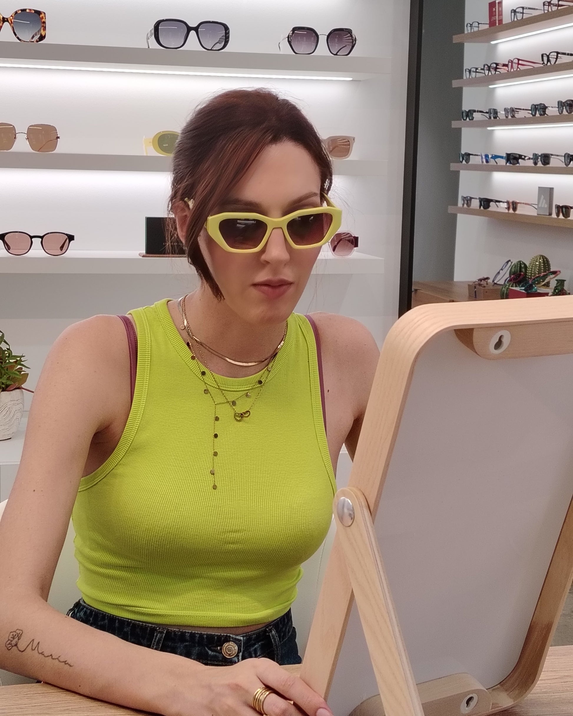 gafas de sol woodys rue 06 con montura de acetato amarillo y diseño geométrico lentes en tono marrón degradado