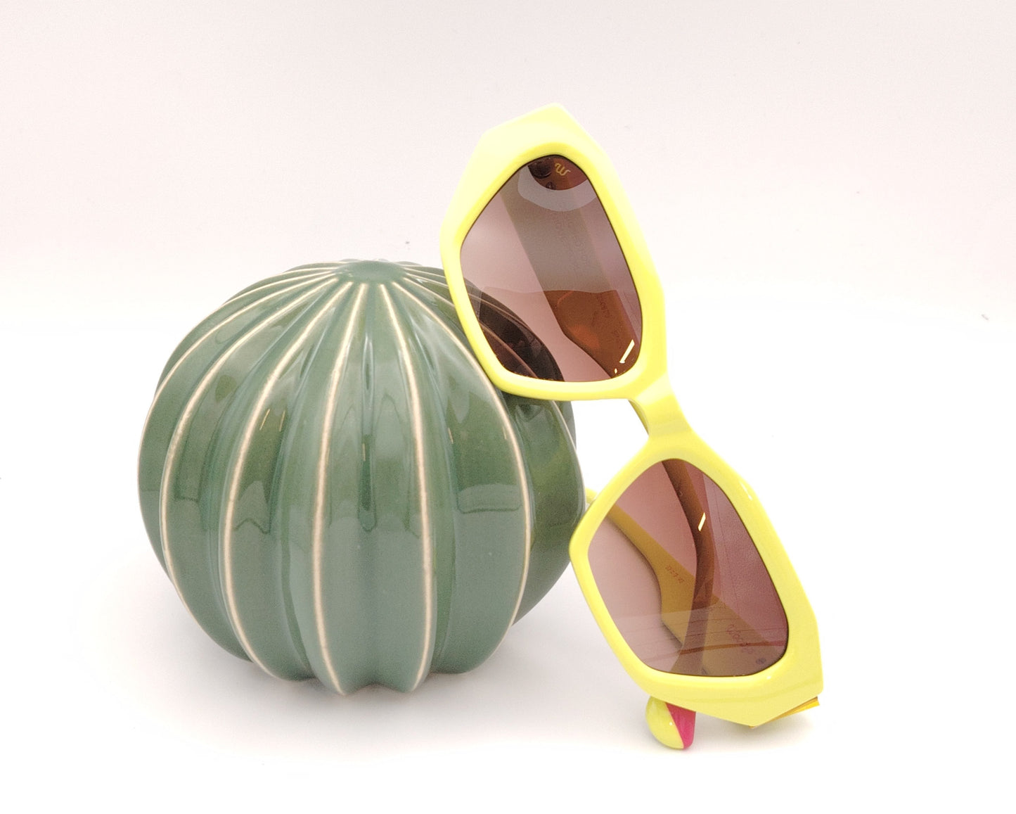 gafas de sol woodys rue 06 con montura de acetato amarillo y diseño geométrico lentes en tono marrón degradado