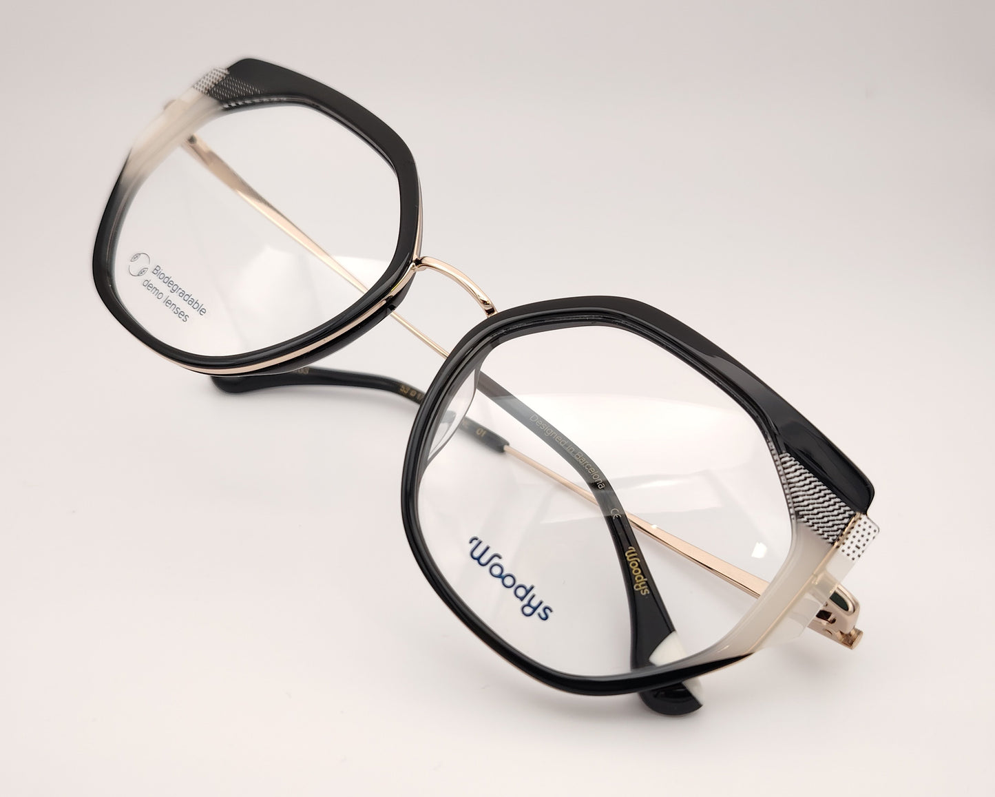 woodys sabine 01 gafas de metal con aro en negro y detalles en crema y forma geométrica