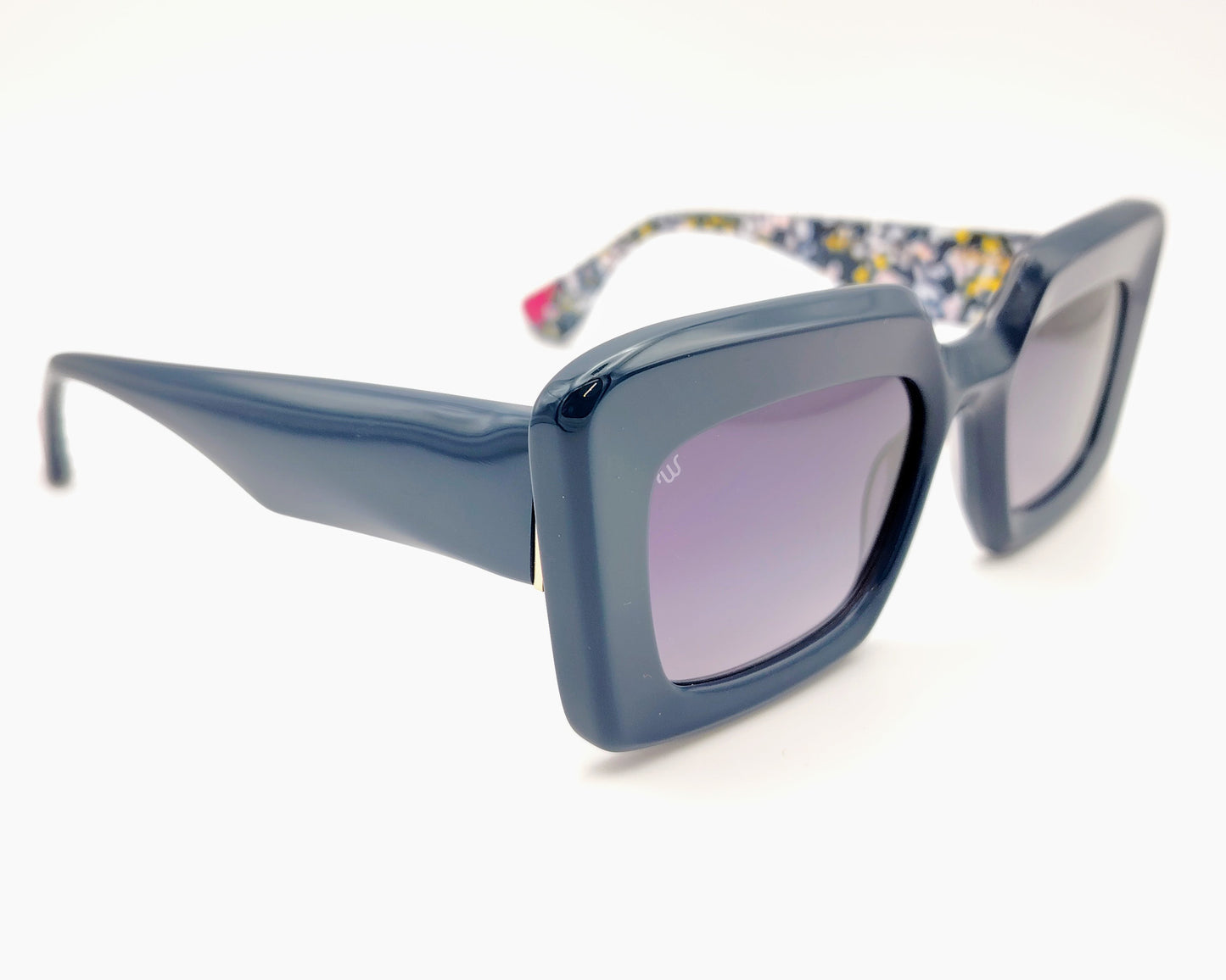 gafas de sol woodys stella 02 con montura rectangular en acetato azul profundo diseño rectangular con puente en forma de doble arco varillas con estampado multicolor en la parte interior lentes degradadas en tono gris