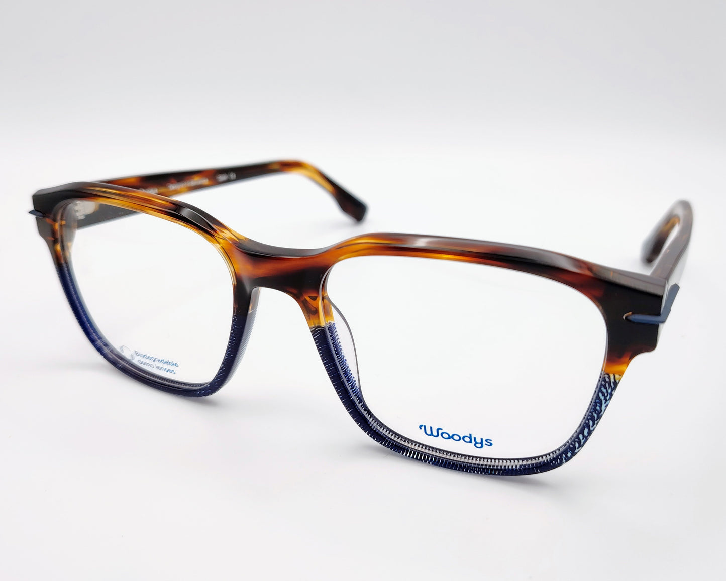 gafas graduadas woodys verne 02 con montura de acetato en tono habana combinada con detalles en azul diseño rectangular con sutil textura en la parte inferior que añade un toque moderno varillas en el mismo tono con detalles metálicos en el interior