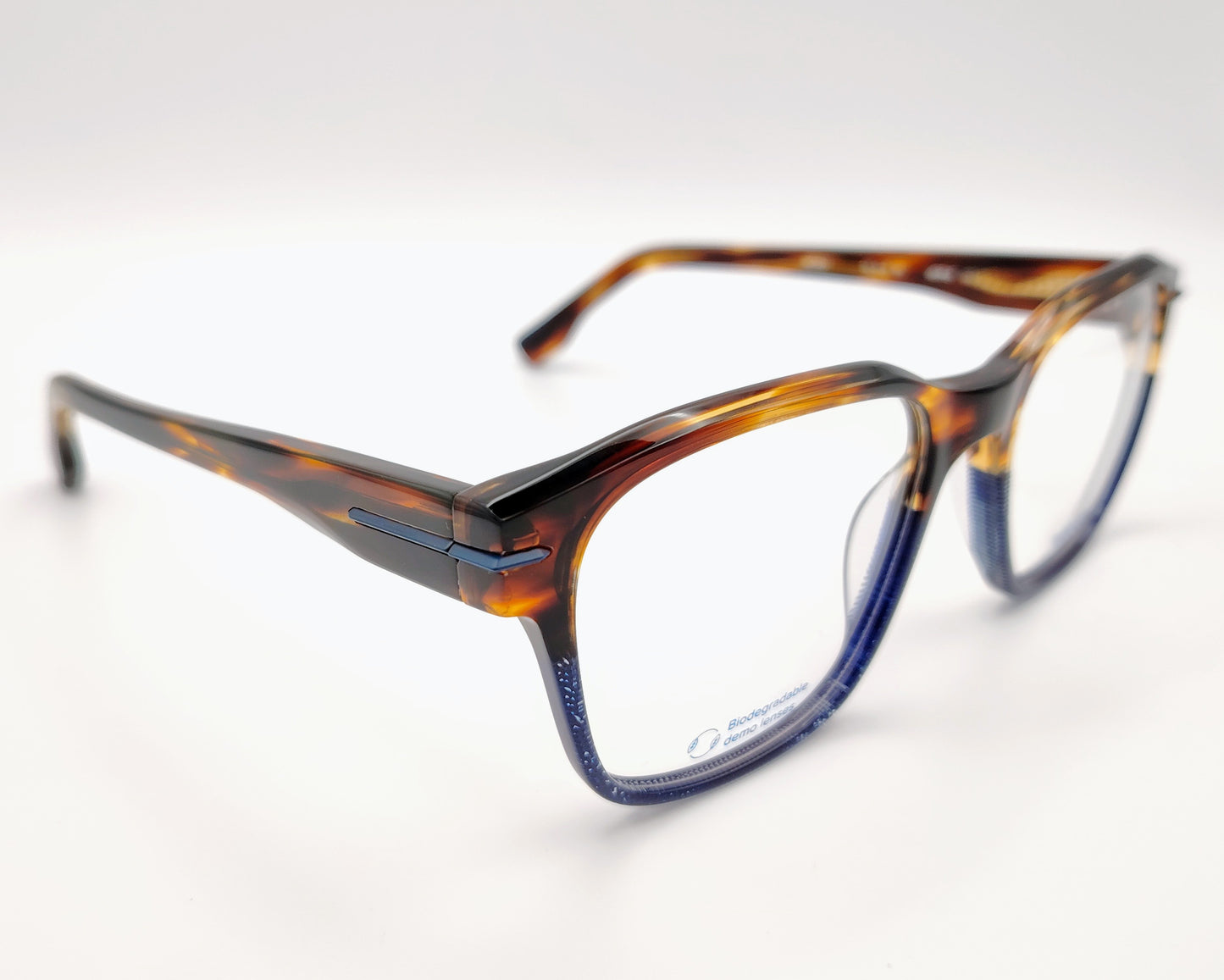 gafas graduadas woodys verne 02 con montura de acetato en tono habana combinada con detalles en azul diseño rectangular con sutil textura en la parte inferior que añade un toque moderno varillas en el mismo tono con detalles metálicos en el interior