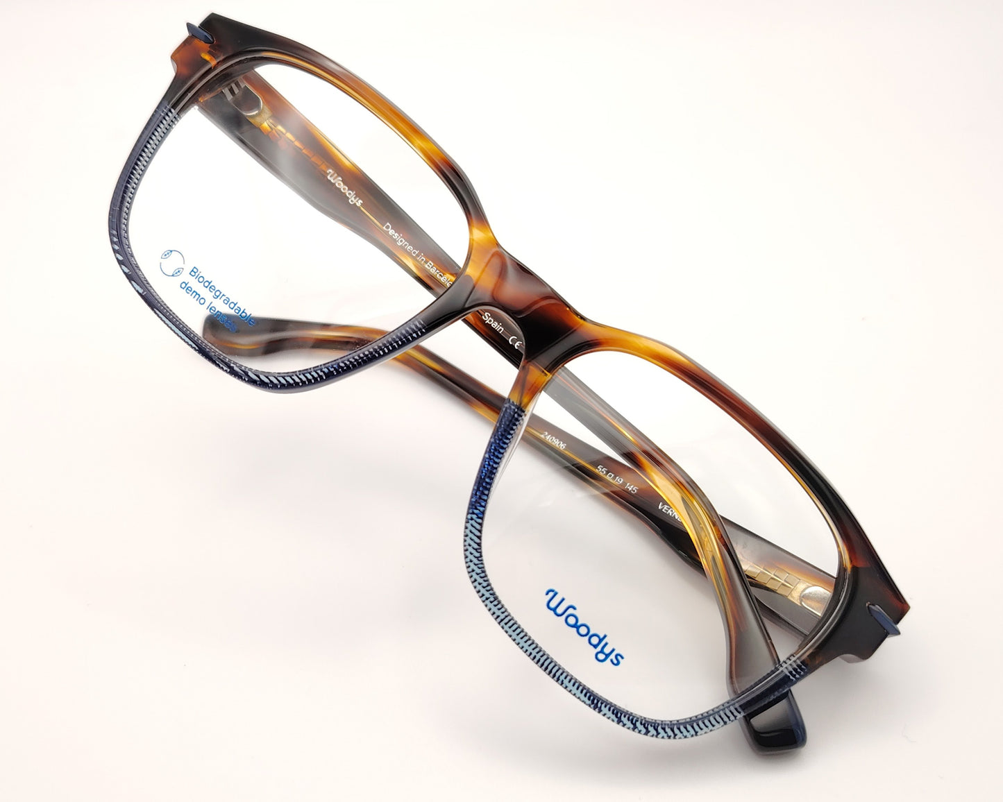 gafas graduadas woodys verne 02 con montura de acetato en tono habana combinada con detalles en azul diseño rectangular con sutil textura en la parte inferior que añade un toque moderno varillas en el mismo tono con detalles metálicos en el interior