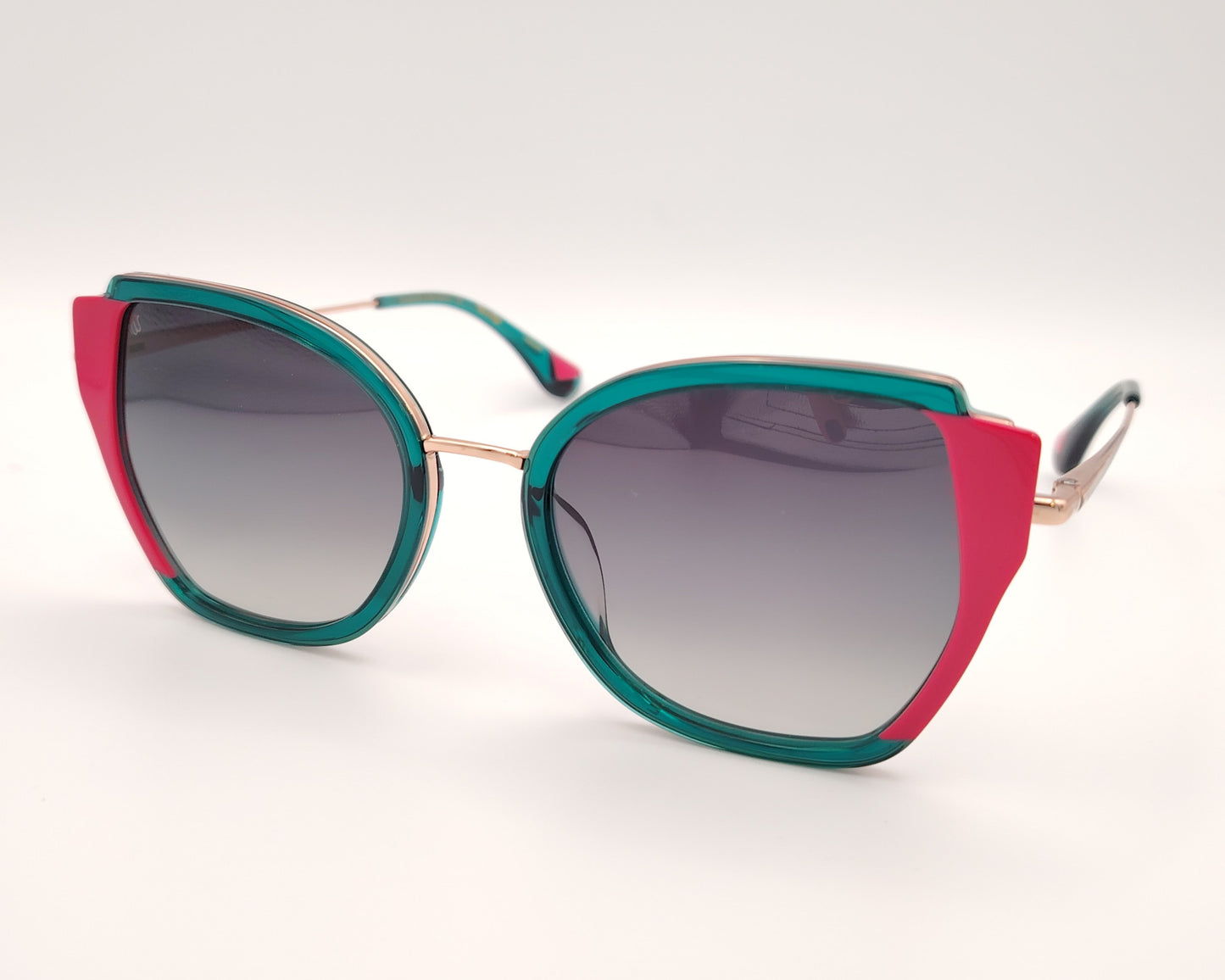 gafas de sol woodys vittoria 03 con montura geométrica con estructura en metal dorado y aro en acetato verde y detalles en rosa diseño llamativo con lentes degradadas en gris y varillas finas