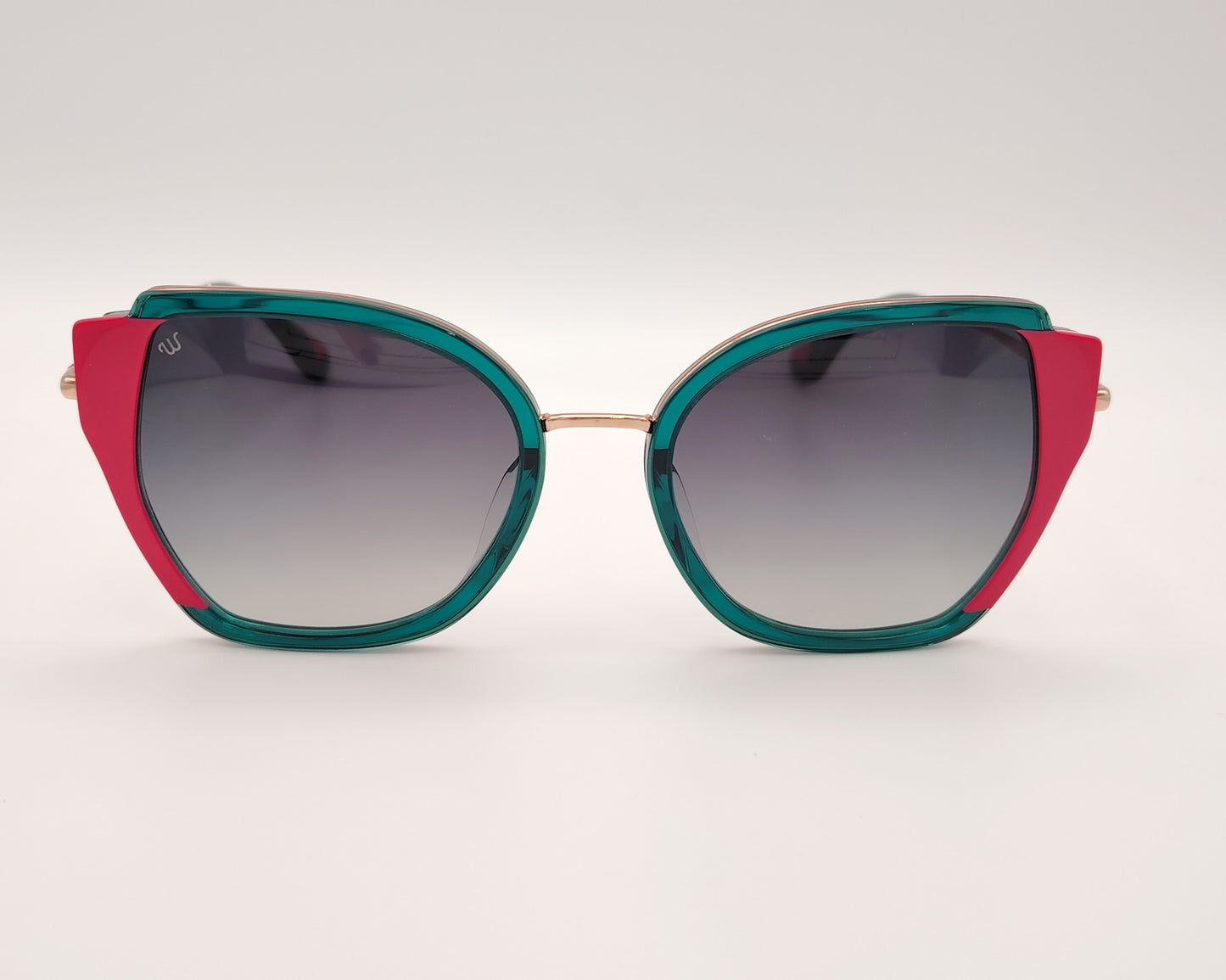 gafas de sol woodys vittoria 03 con montura geométrica con estructura en metal dorado y aro en acetato verde y detalles en rosa diseño llamativo con lentes degradadas en gris y varillas finas