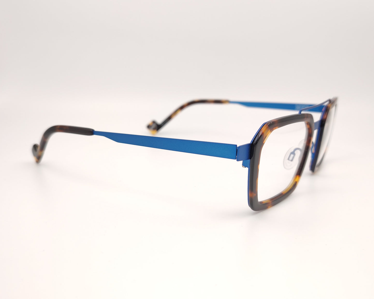 gafas de montura carey con forma cuadrada y varillas metálicas en azul eléctrico