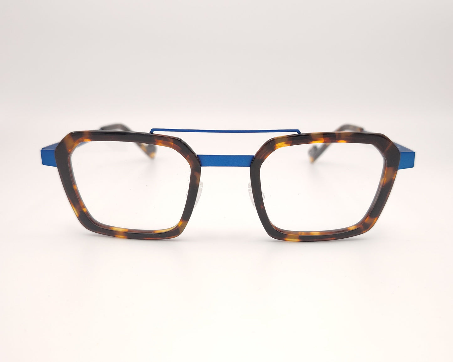 gafas de montura carey con forma cuadrada y varillas metálicas en azul eléctrico