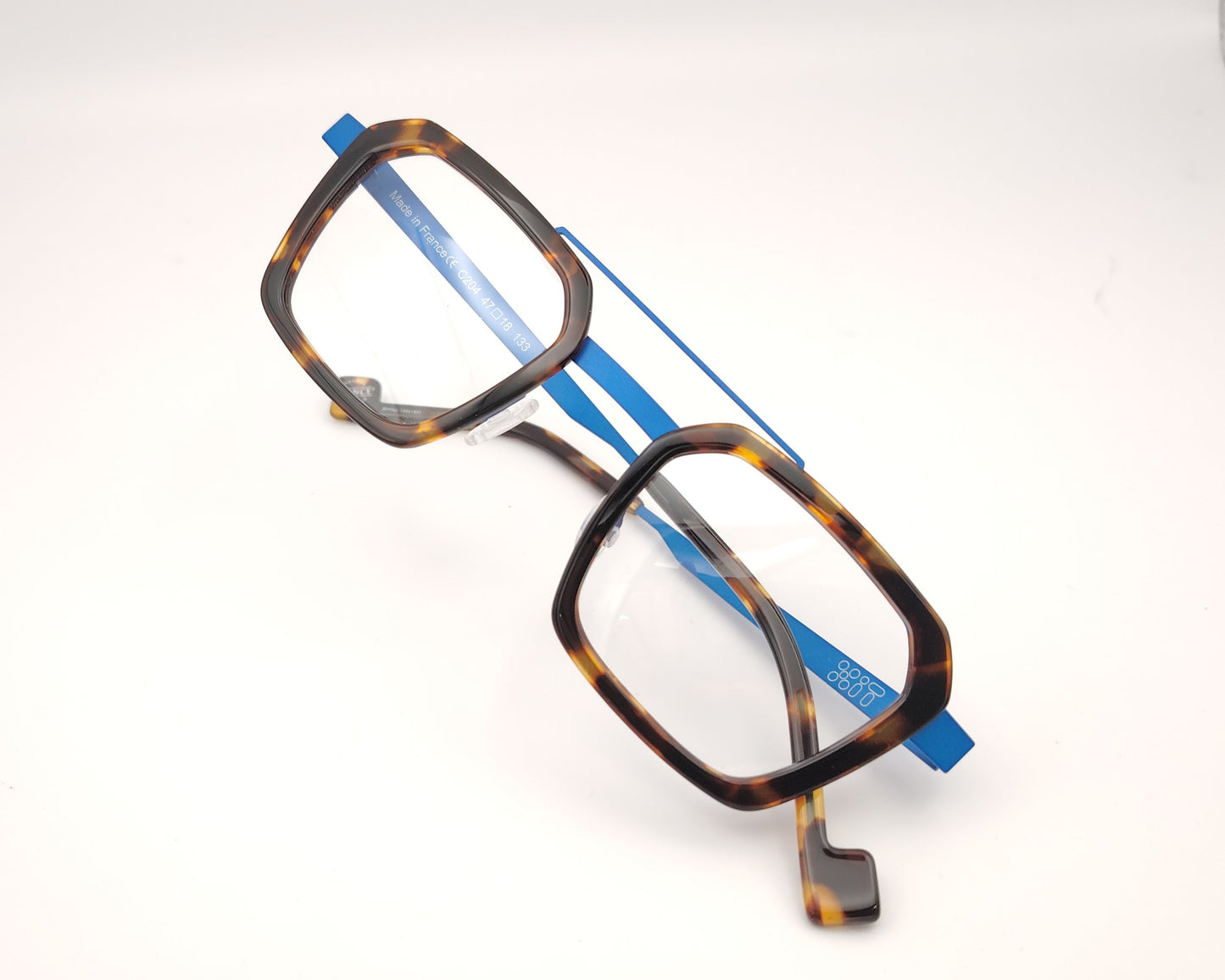 gafas de montura carey con forma cuadrada y varillas metálicas en azul eléctrico
