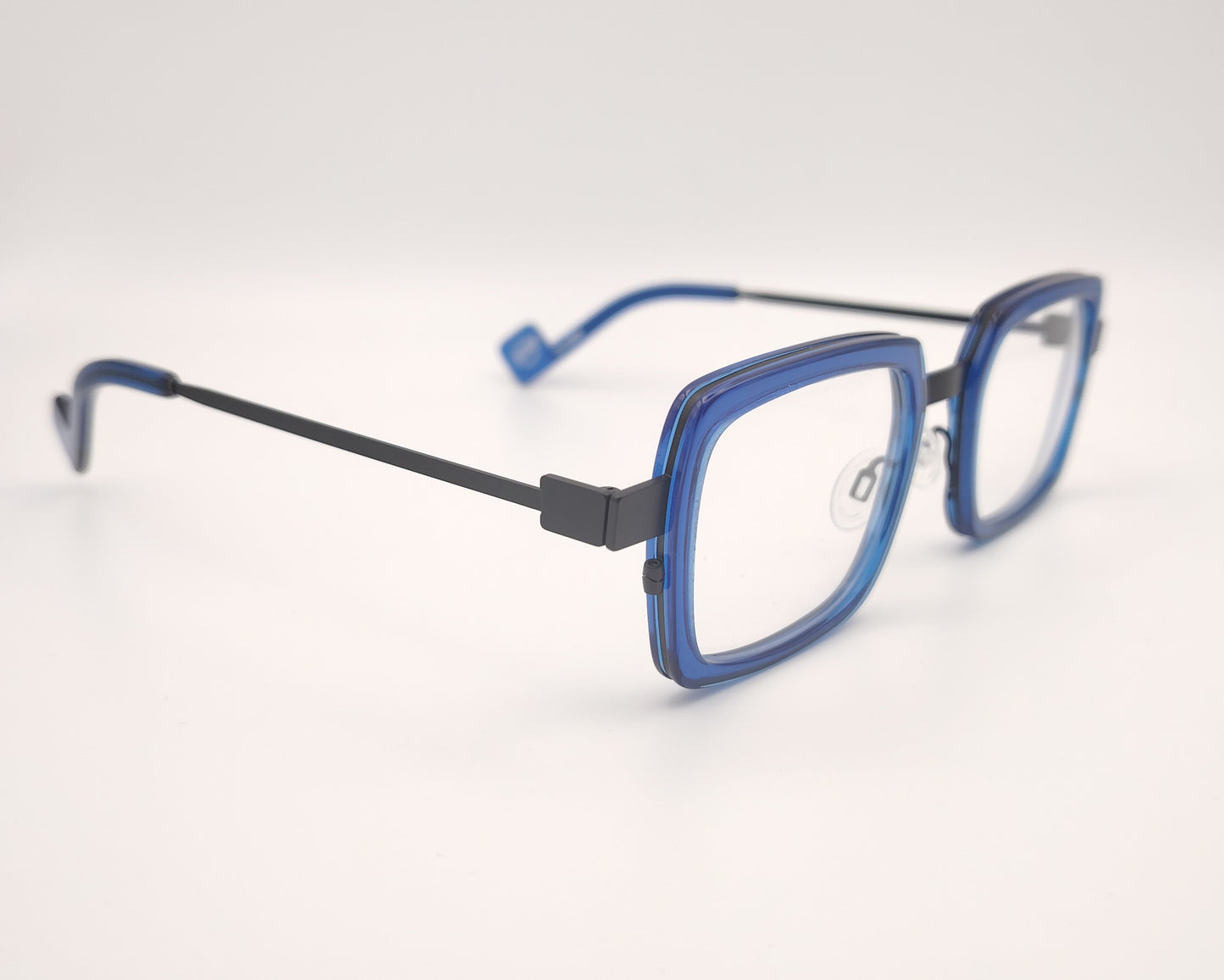 gafas cuadradas con armazón azul translúcido y varillas metálicas negras