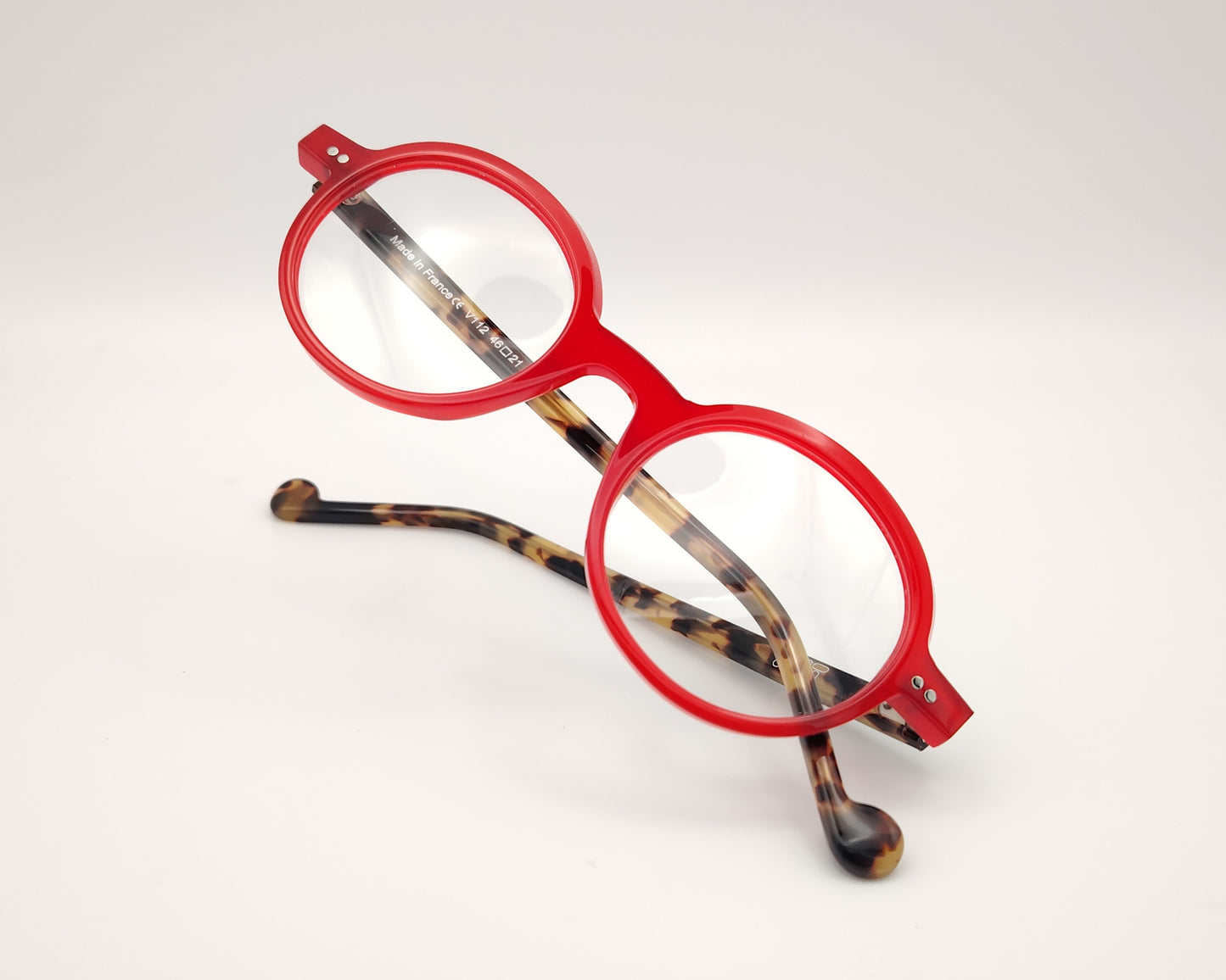 gafas xit v112 003 montura redonda roja varillas carey diseño moderno y atrevido