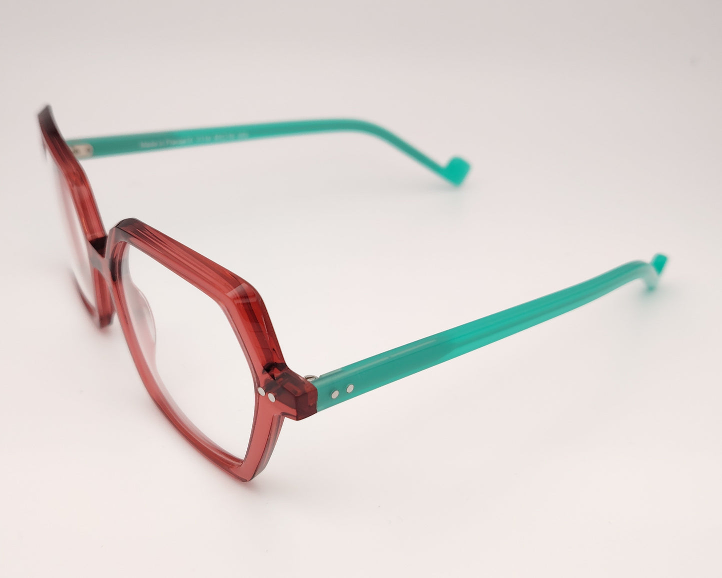 gafas xit v114 003 en acetato rojo traslúcido con las varillas en verde de formato hexagonal
