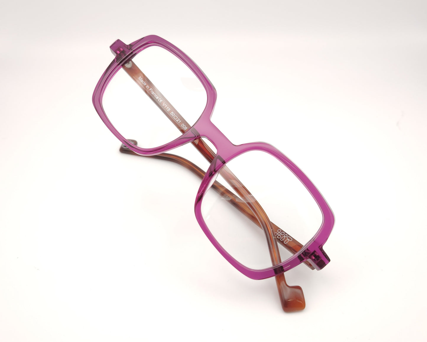 gafas de acetato color berenjena traslúcido con forma cuadrada y varillas en tono carey