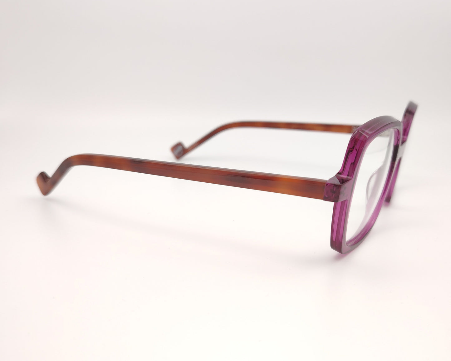 gafas de acetato color berenjena traslúcido con forma cuadrada y varillas en tono carey