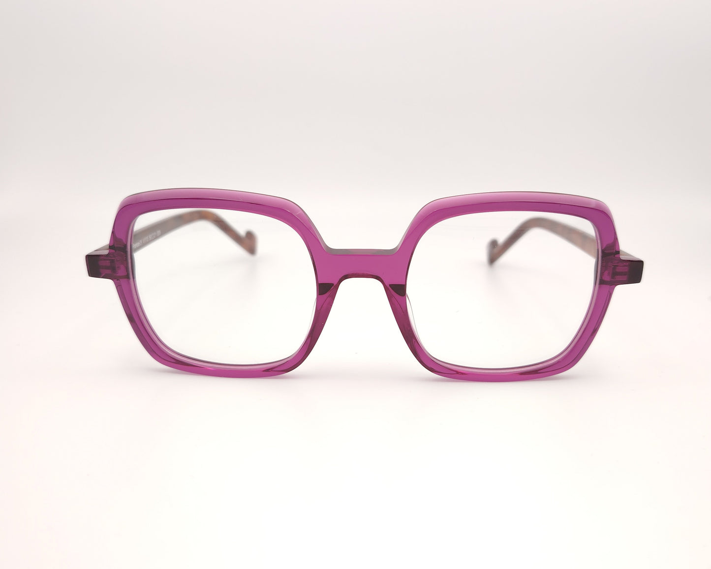 gafas de acetato color berenjena traslúcido con forma cuadrada y varillas en tono carey