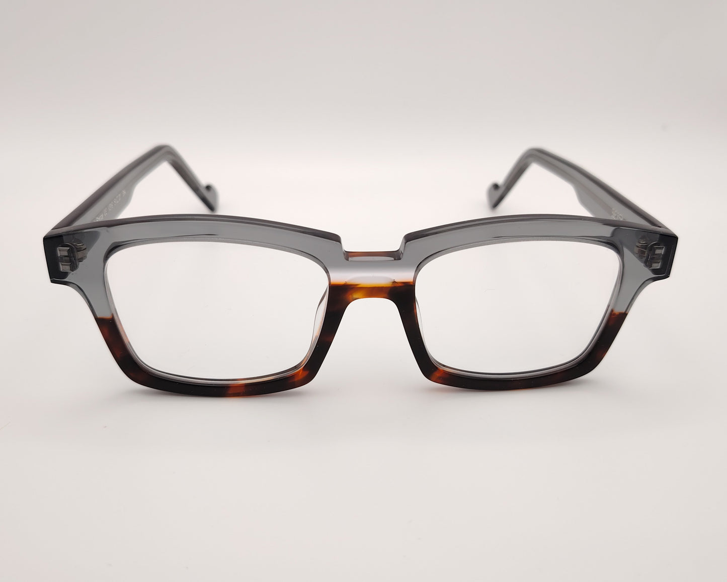 gafas graduadas con montura rectangular en acetato gris translúcido y detalles en carey marrón